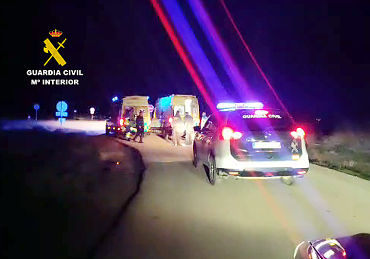 La Guardia Civil auxilia a un hombre de avanzada edad atrapado entre zarzales en el cauce del Guadiana